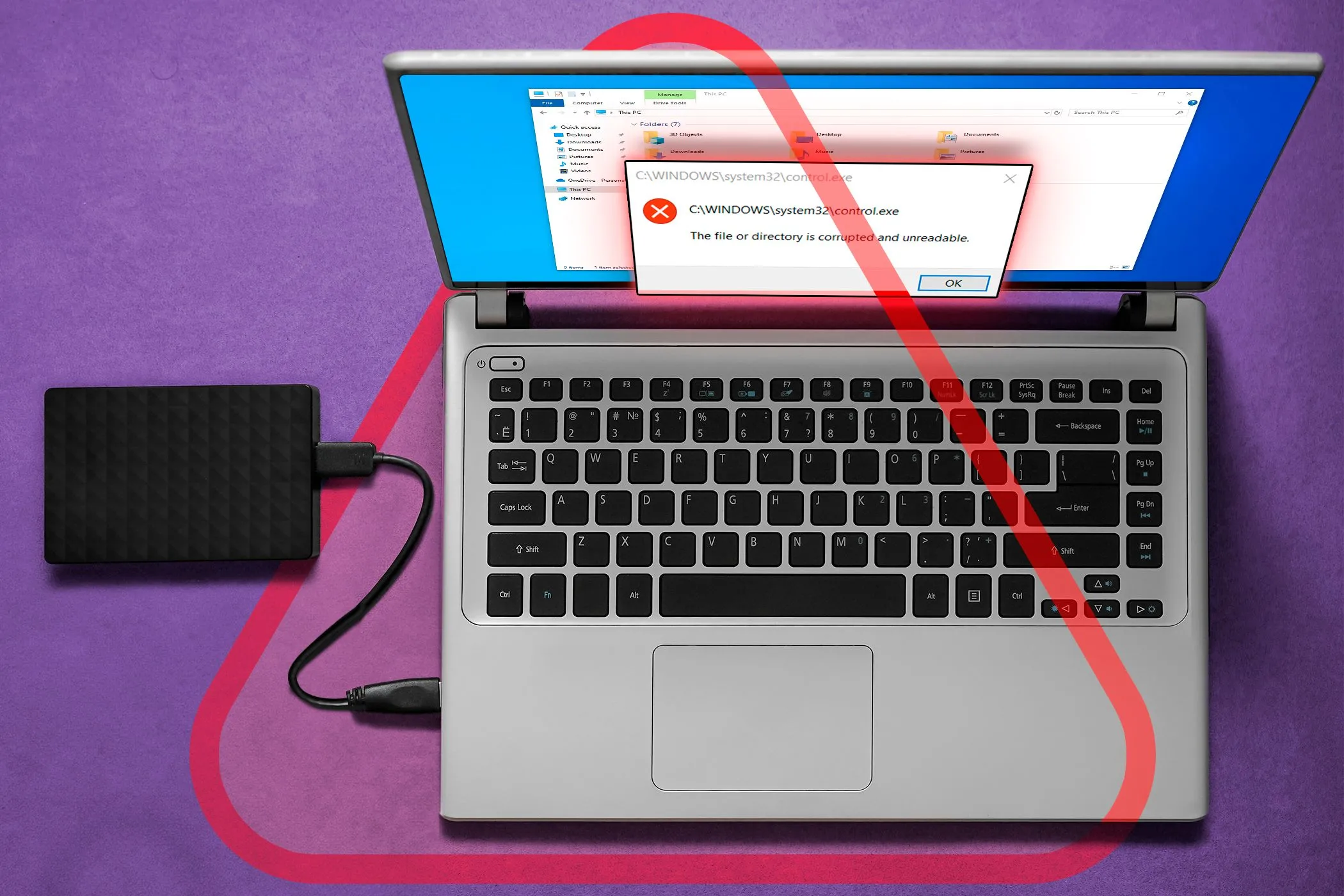 Laptop kết nối với ổ đĩa ngoài, màn hình hiển thị thông báo lỗi, tượng trưng cho rủi ro mất dữ liệu khi mã hóa.