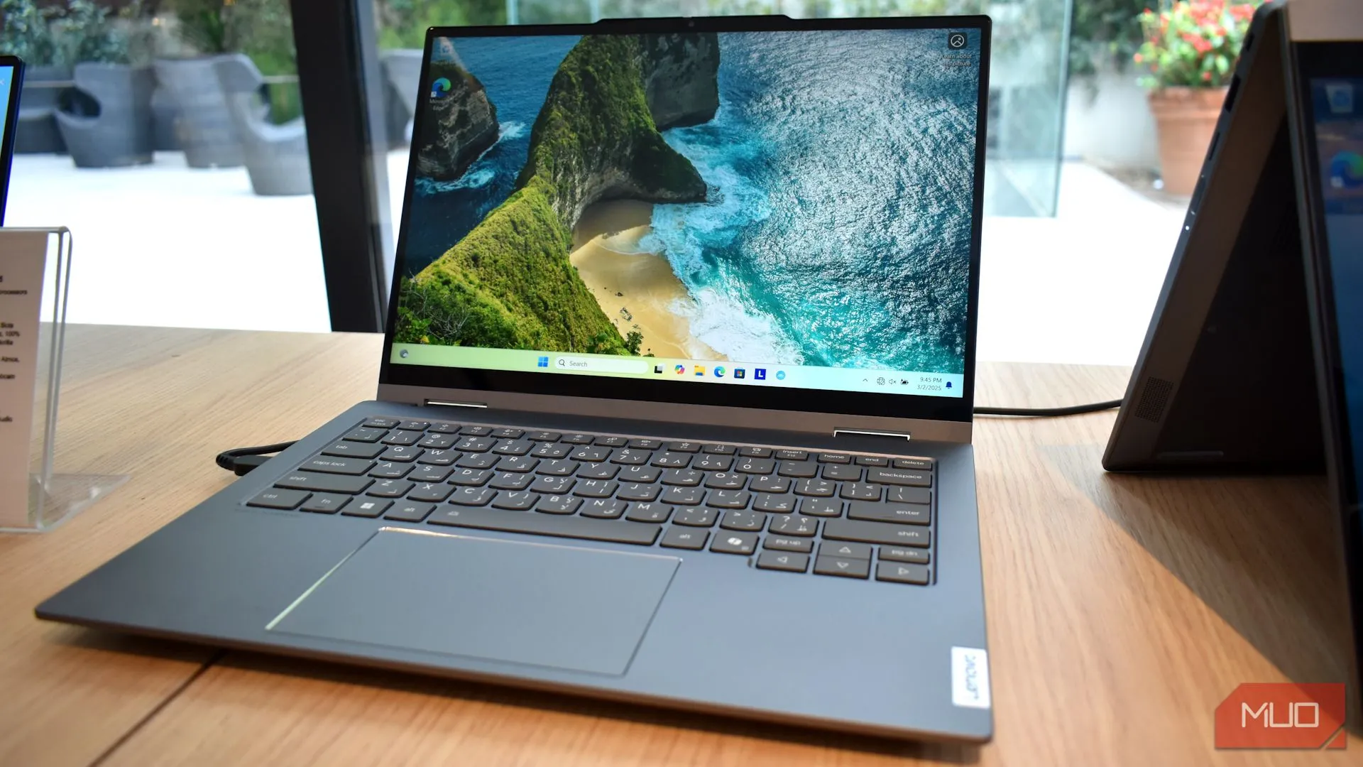 Laptop Lenovo Yoga Solar PC nhìn từ phía trước tại MWC 2025
