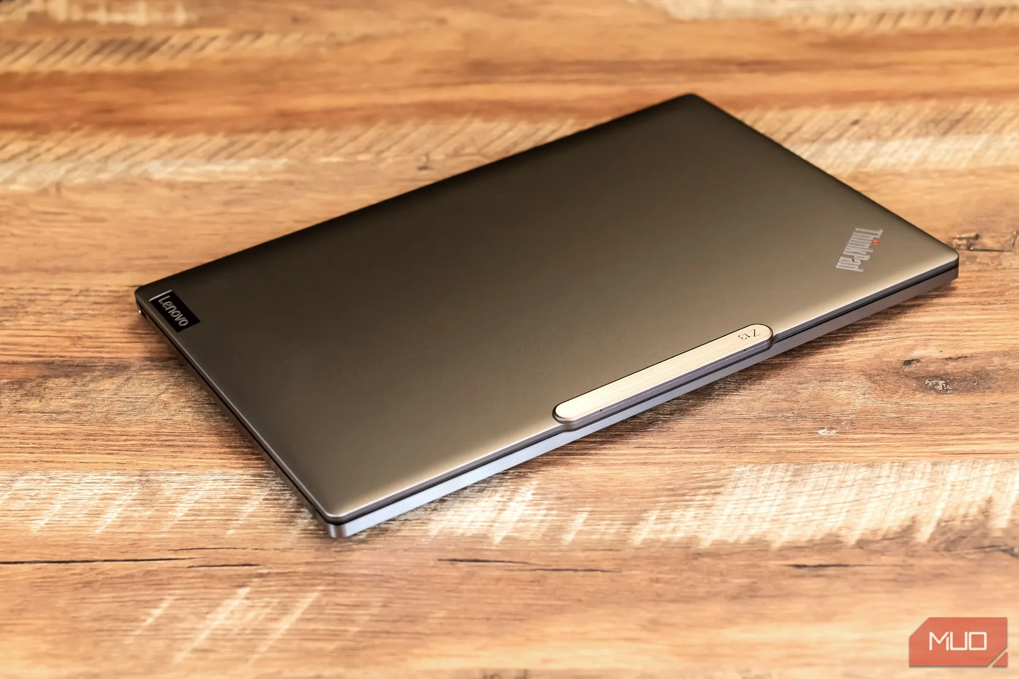 Laptop Lenovo Z13 Gen 2 được gập lại, thể hiện thiết kế và chất lượng hoàn thiện của một chiếc laptop bền bỉ.