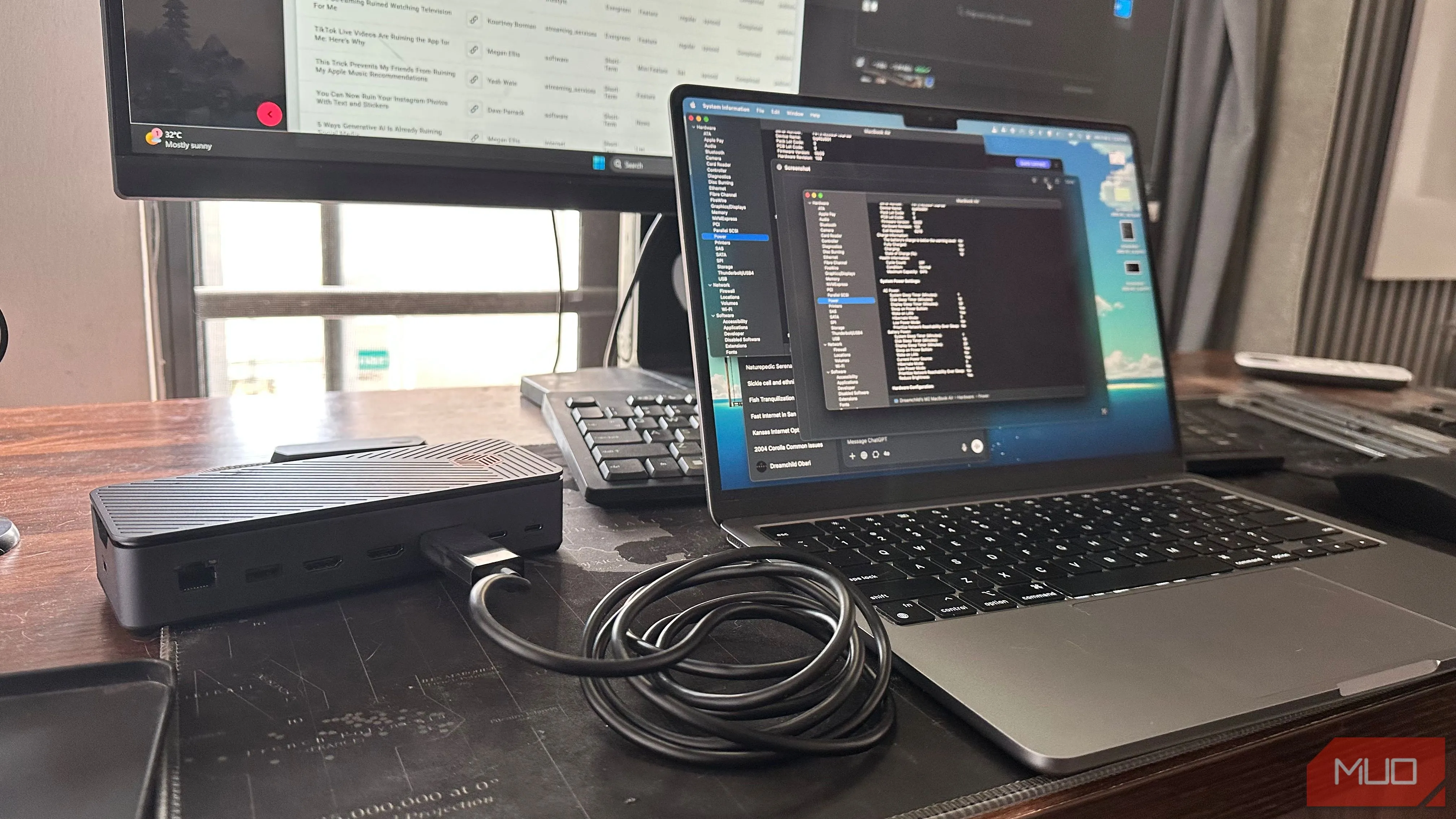 Laptop MacBook và màn hình ngoài kết nối qua bộ chia USB-C