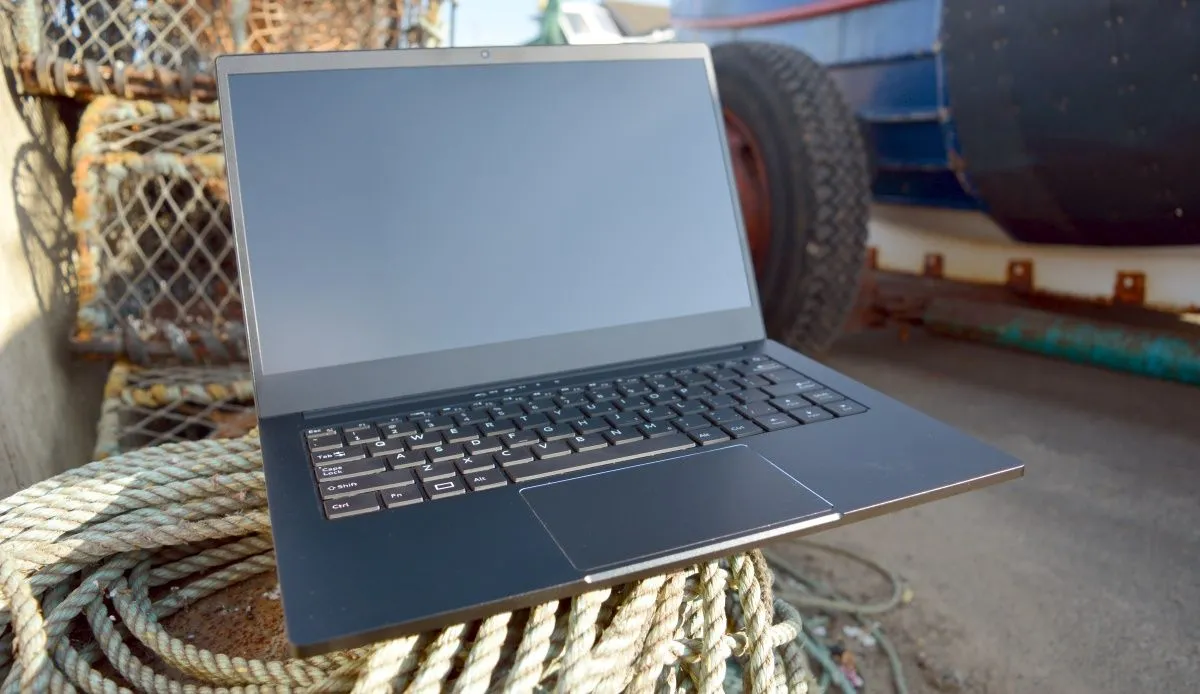 Laptop Purism Librem 14 bên cạnh một chiếc xe nông nghiệp