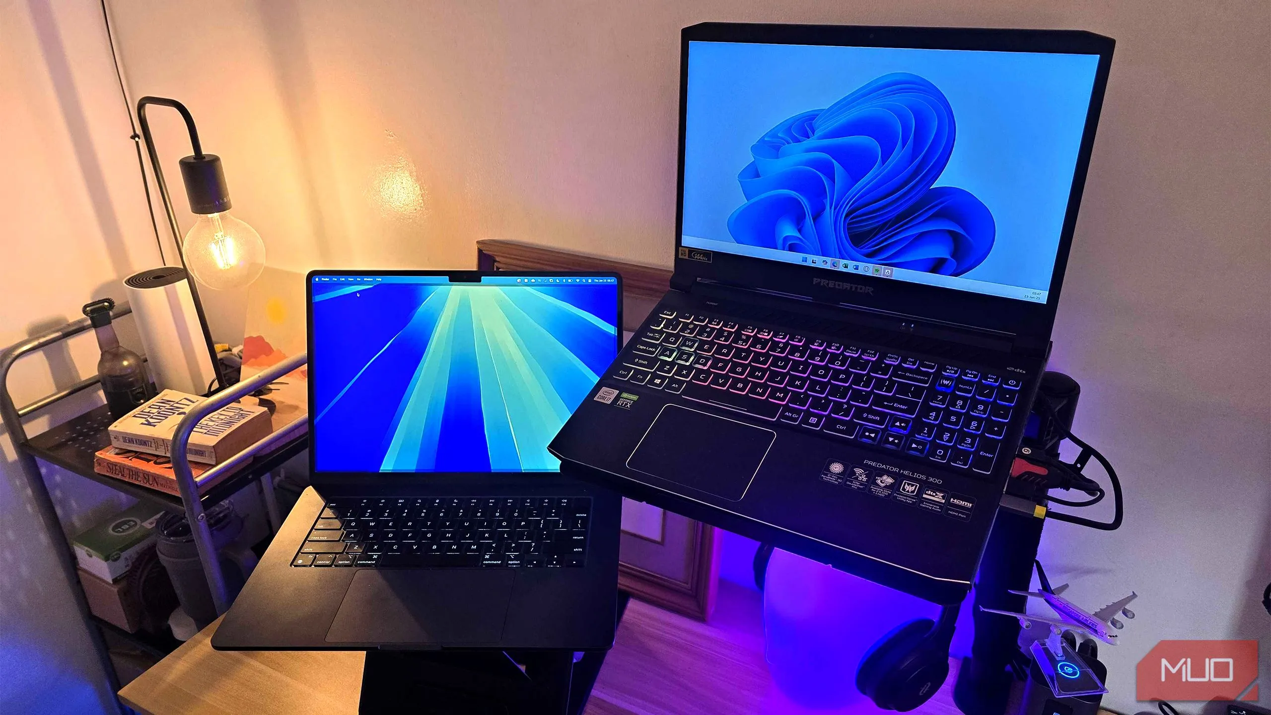 Laptop Windows 11 và macOS đặt cạnh nhau, minh họa tốc độ khởi động nhanh