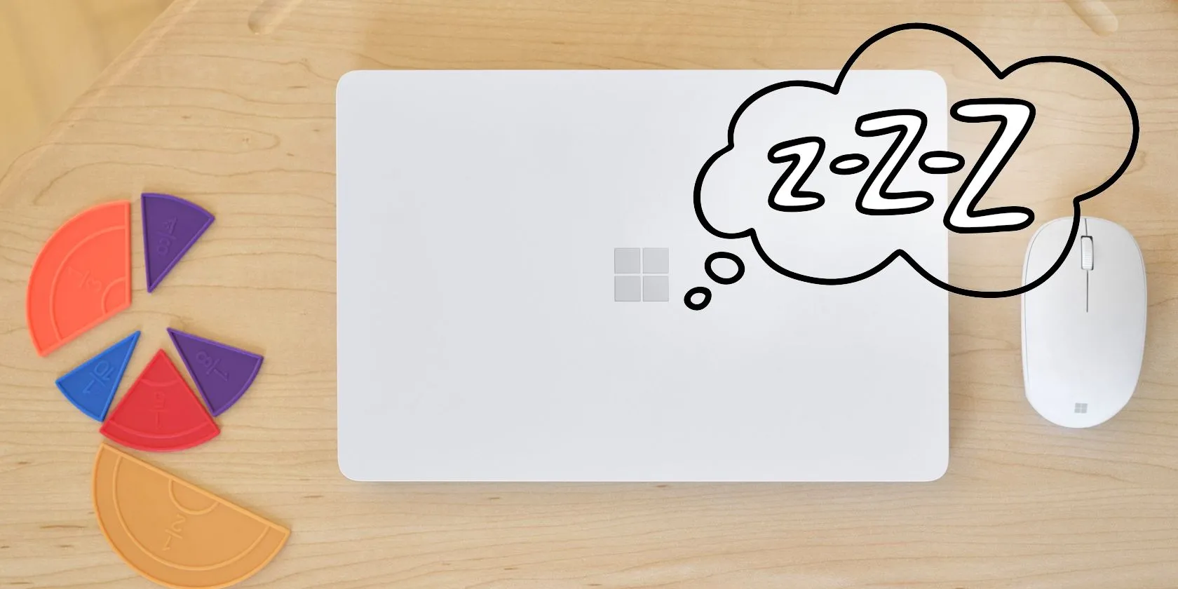 Laptop Windows đang gập lại, bên cạnh là bong bóng thoại với chữ 'Sleep' màu xanh, tượng trưng cho chế độ ngủ của máy tính và sự tạm ngưng hoạt động.