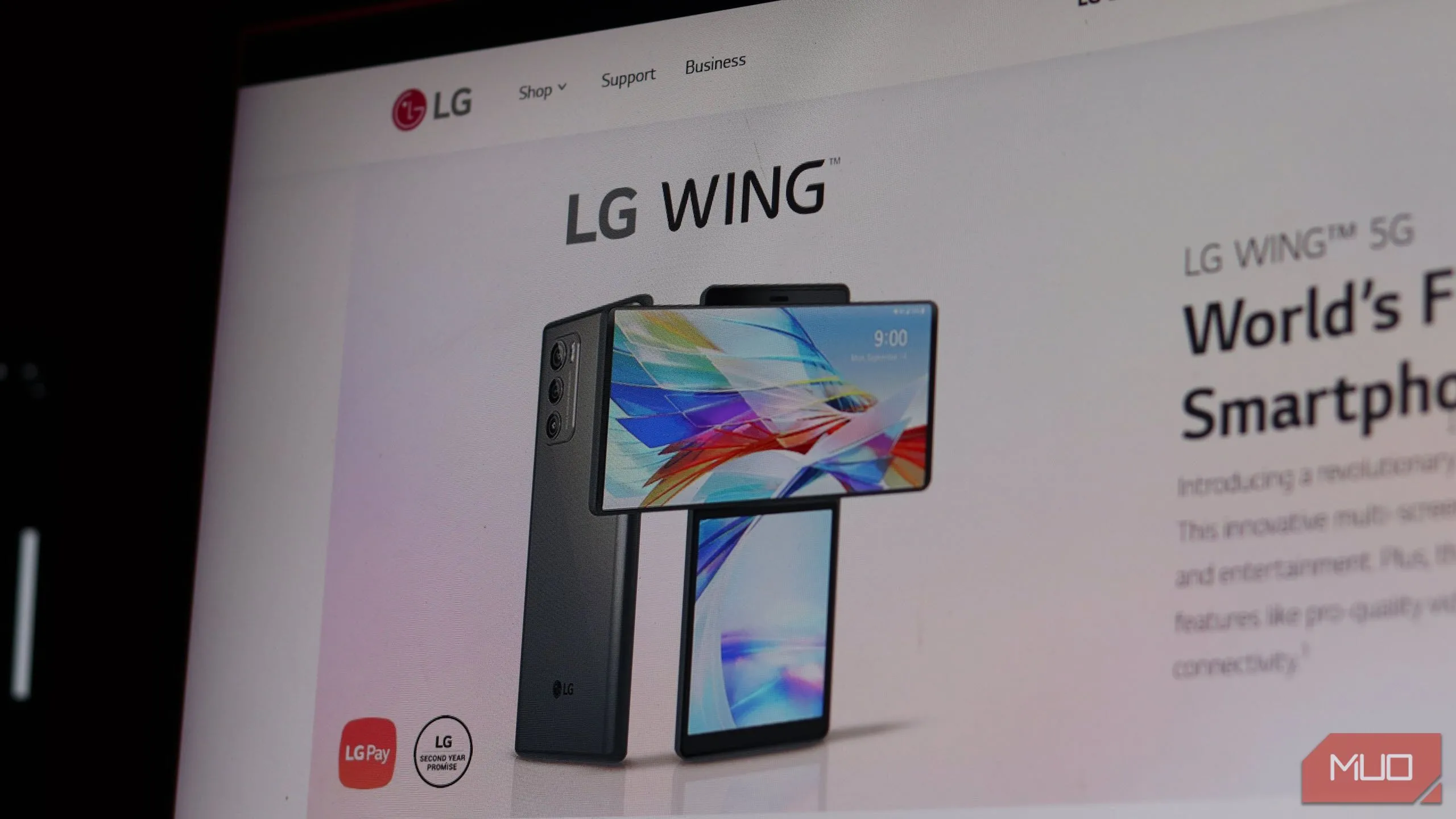 LG Wing hiển thị logo LG trên màn hình