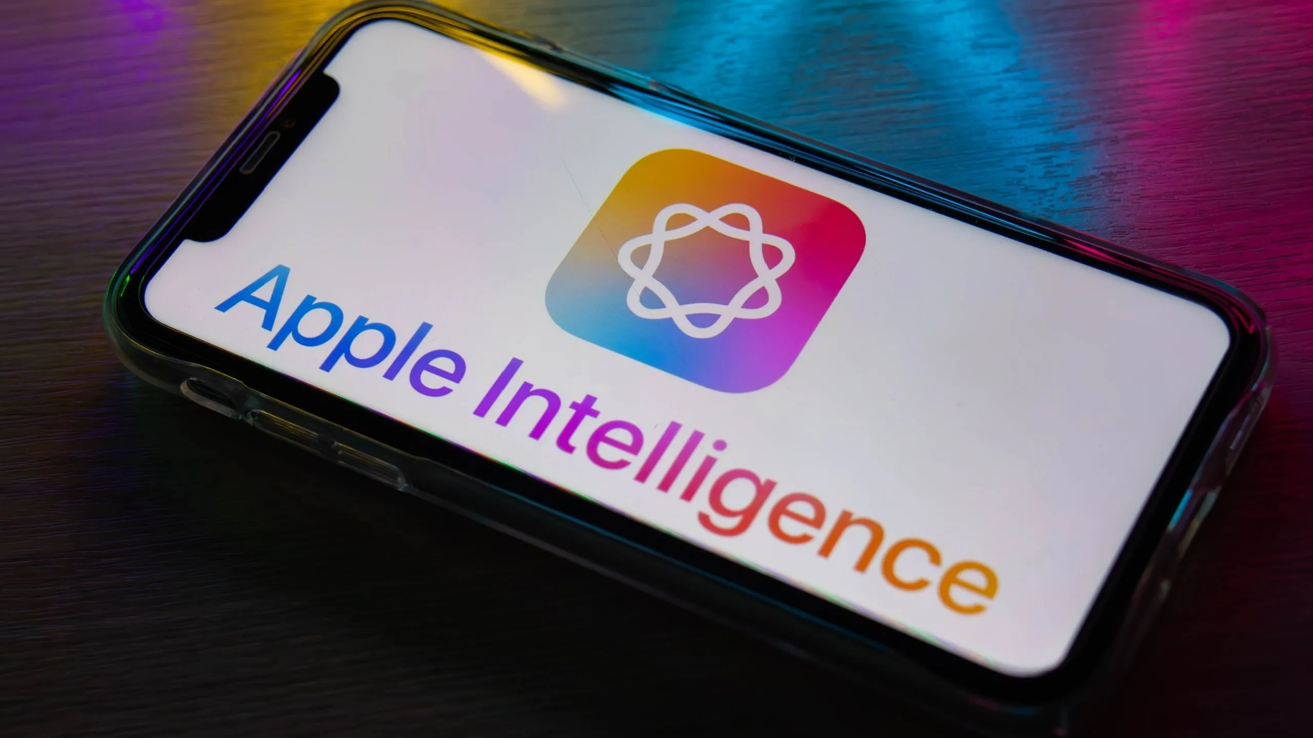 logo Apple Intelligence và chữ trên màn hình iPhone, trí tuệ nhân tạo Apple, giao diện AI iOS