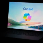 Logo Copilot xuất hiện trên màn hình laptop Windows