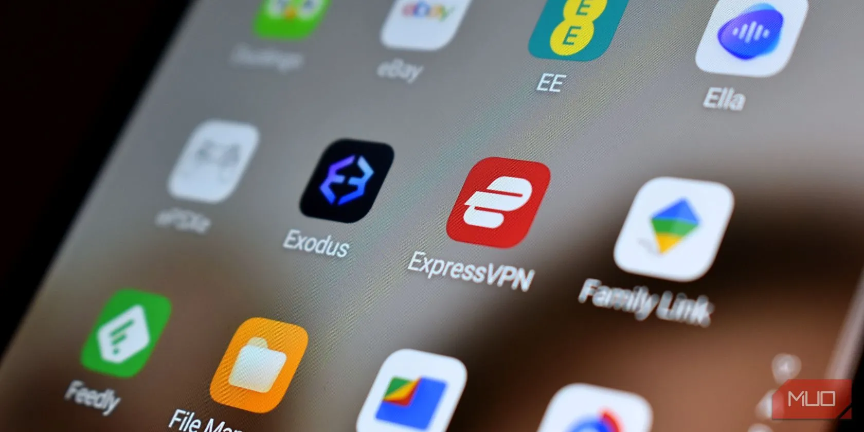 Logo ExpressVPN hiển thị trên màn hình điện thoại thông minh, minh họa việc sử dụng VPN cho thiết bị di động