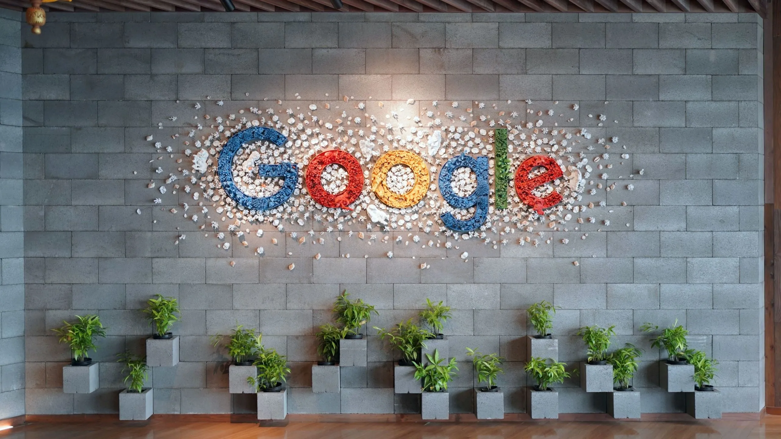 Logo Google đặt trên bức tường trong văn phòng, tượng trưng cho sự đồng bộ hóa mạnh mẽ của Chromebook với hệ sinh thái Google