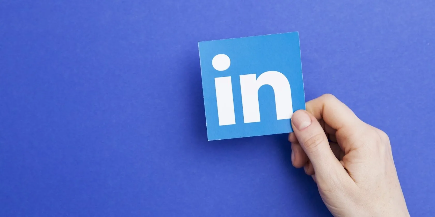 Logo LinkedIn – chữ “in” – trên tay người