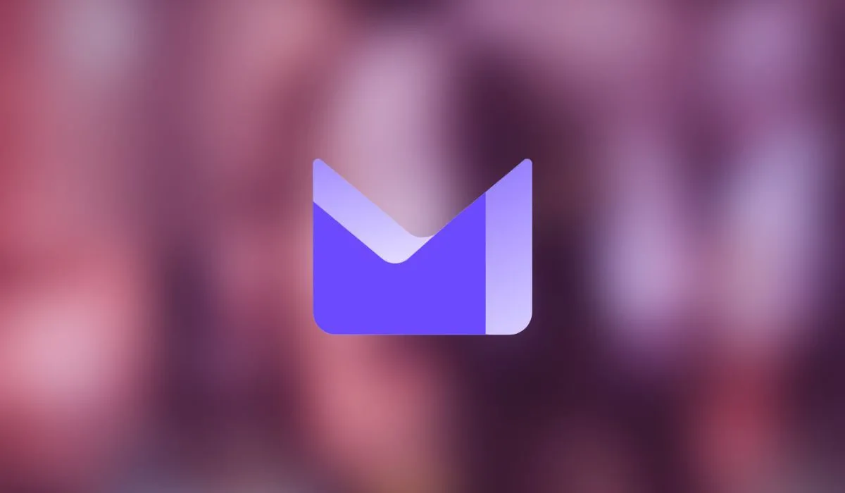 Logo Proton Mail trên nền mờ màu tím, biểu tượng của dịch vụ email bảo mật cao