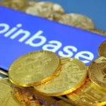 Logo sàn giao dịch tiền điện tử Coinbase và các đồng Bitcoin, minh họa sự cố rò rỉ dữ liệu