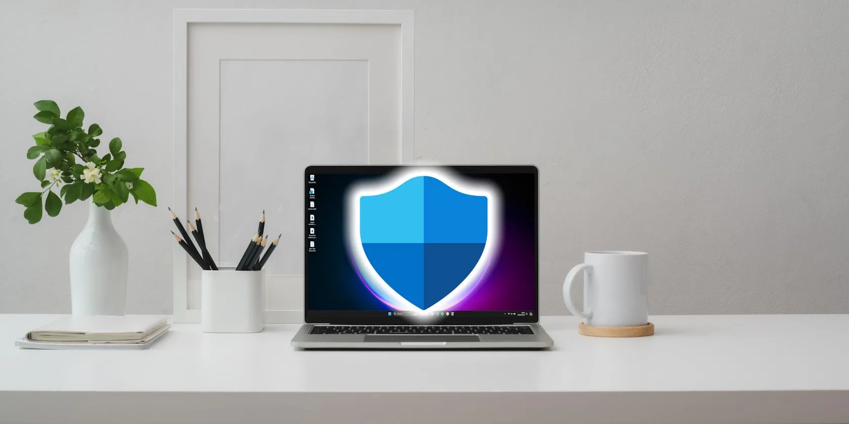 Logo Windows Security hiển thị trên màn hình laptop, minh họa phần mềm bảo mật tích hợp.