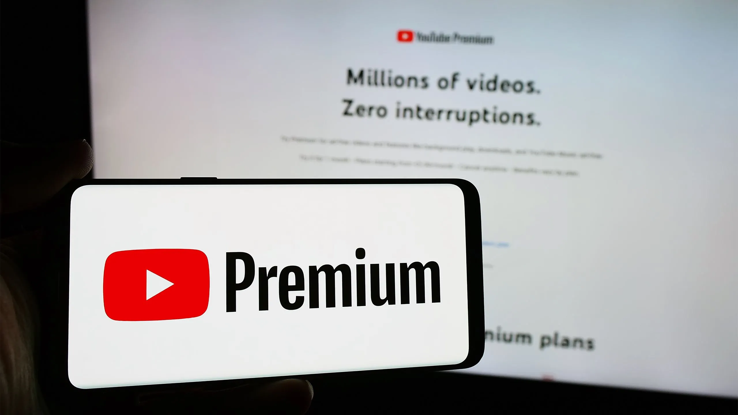 Logo YouTube Premium hiển thị trên màn hình điện thoại di động