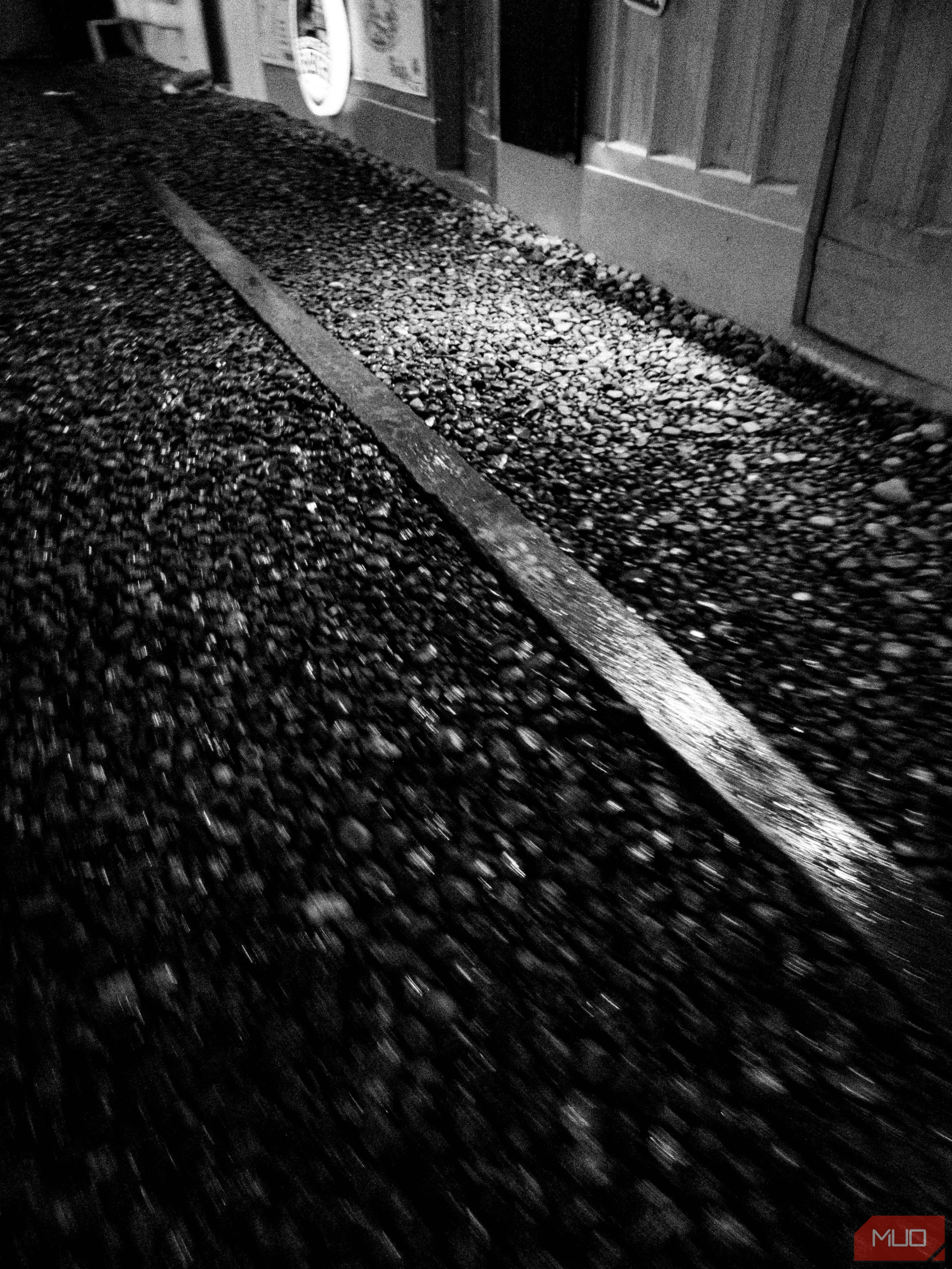 Lối đi uốn lượn trong ảnh đen trắng, thể hiện khả năng chụp monochrome của digicam