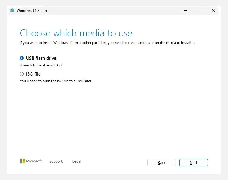 Lựa chọn USB flash drive hoặc file ISO để tạo bộ cài Windows 11