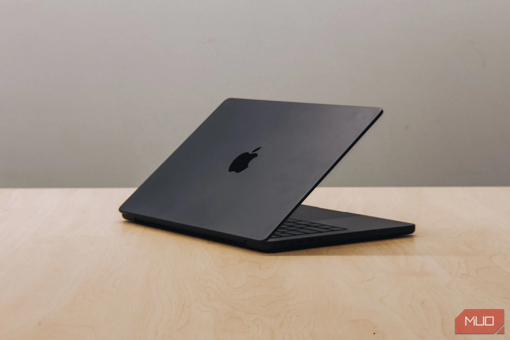 MacBook Pro M4 nằm trên bàn gỗ, thể hiện sự chuyển mình của Apple từ chip Intel sang Apple Silicon
