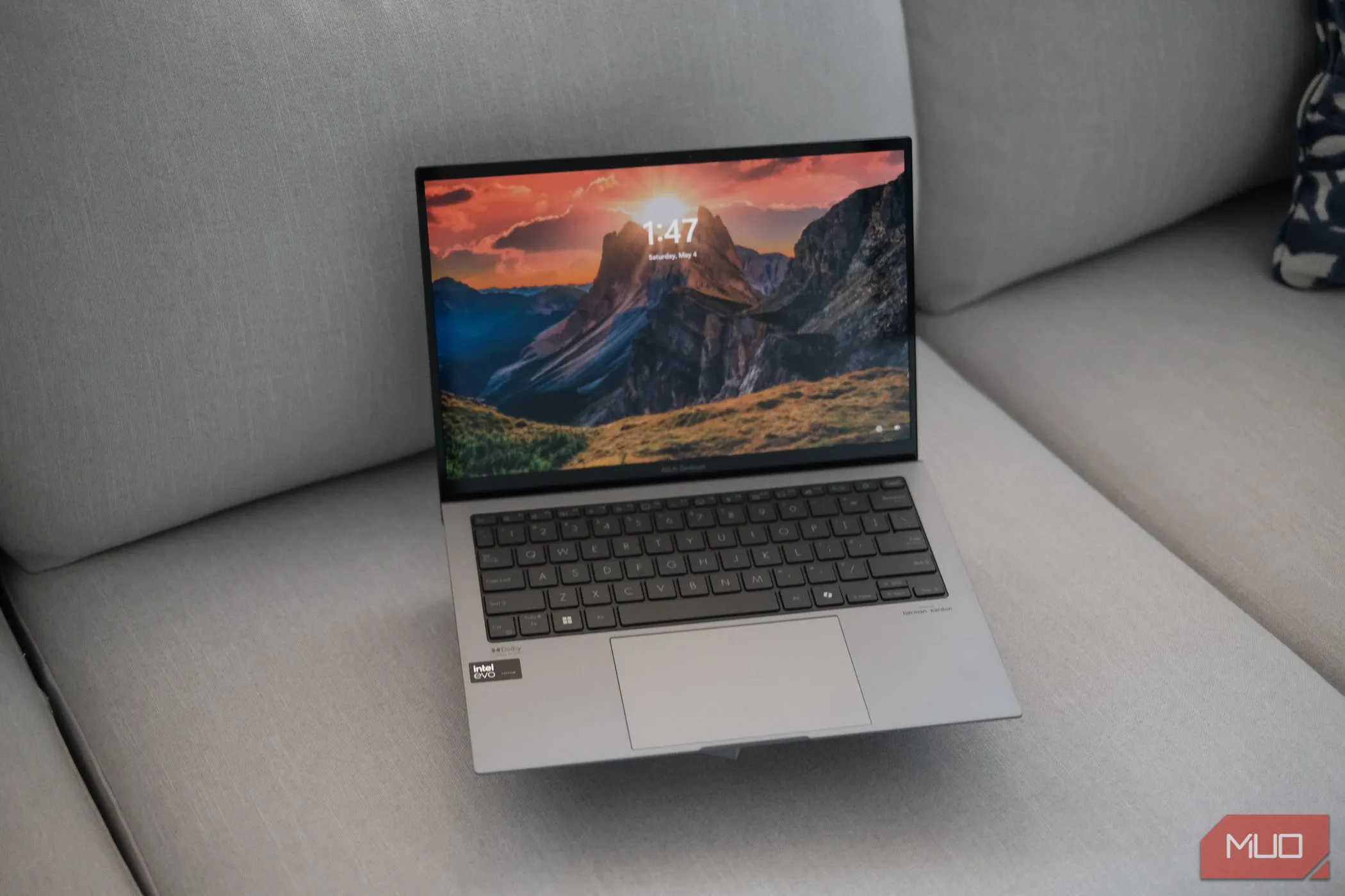 Màn hình ASUS Zenbook S 13 OLED hiển thị hình ảnh sống động với màu đen sâu.