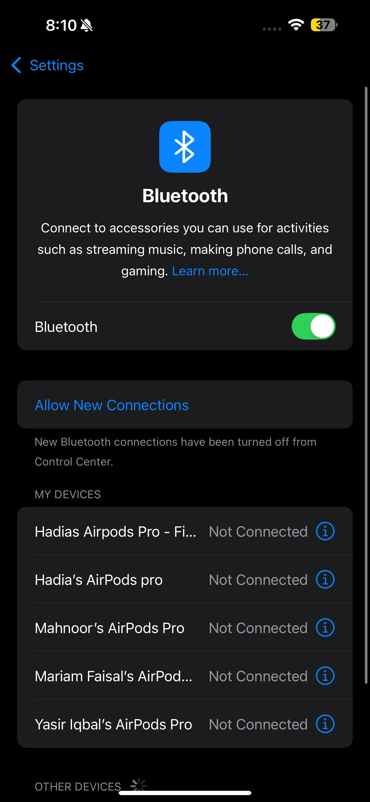 Màn hình cài đặt Bluetooth trên iOS hiển thị danh sách thiết bị đã kết nối, minh họa vị trí tìm số model AirPods