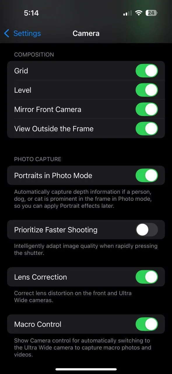 Màn hình Cài đặt Camera trên iPhone, hiển thị tùy chọn &quot;Ưu tiên Chụp nhanh hơn&quot; (Prioritize Faster Shooting) đã được tắt để cải thiện chất lượng ảnh chụp đêm.