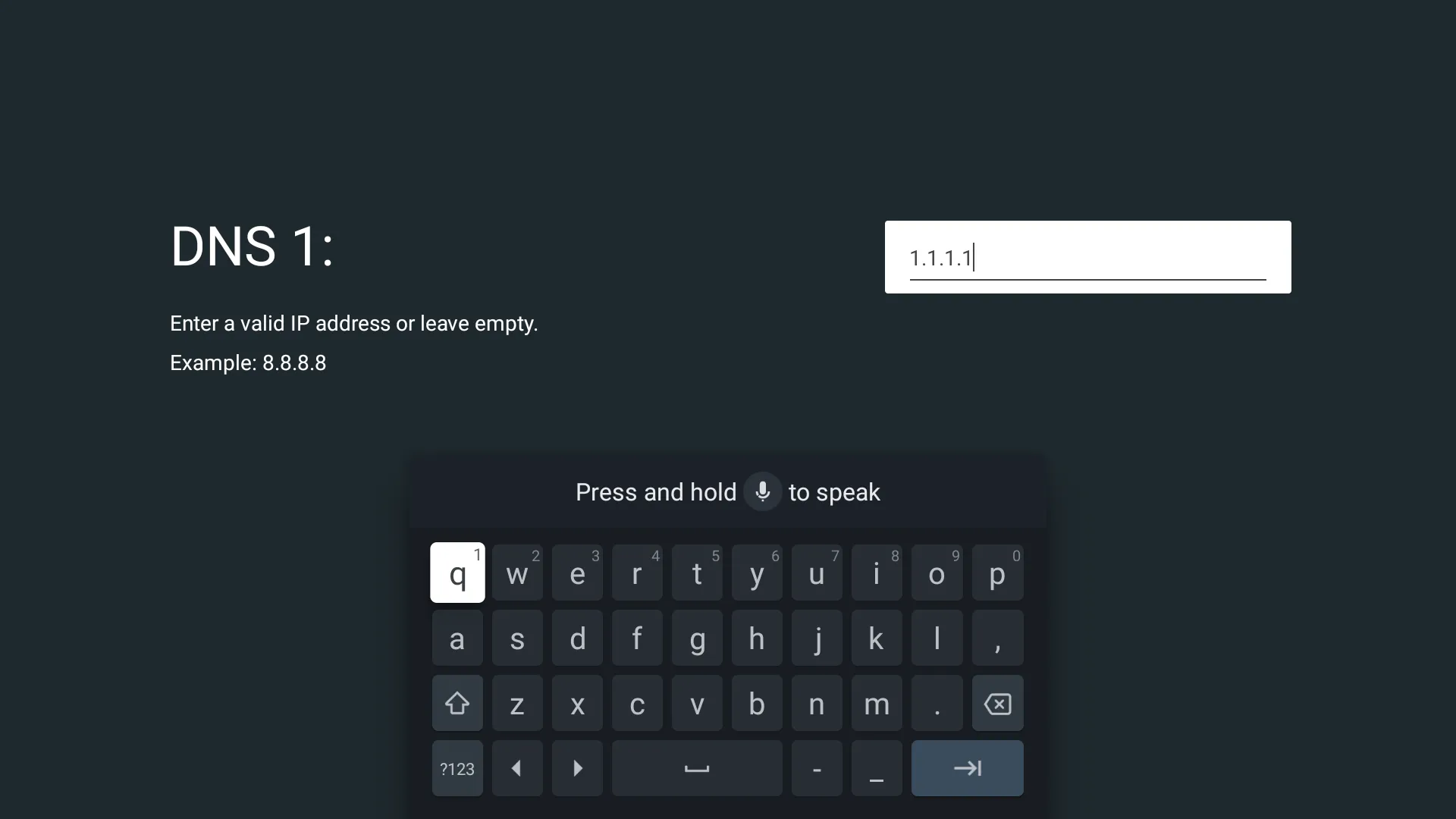 Màn hình cài đặt DNS trên Smart TV, hiển thị ô nhập địa chỉ DNS chính là 1.1.1.1 của Cloudflare