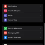 Màn hình Cài đặt Face ID và Mật mã trên iPhone, hiển thị tùy chọn thay đổi mật khẩu.