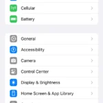 Màn hình cài đặt iPhone với tùy chọn Chế độ Chờ (StandBy)