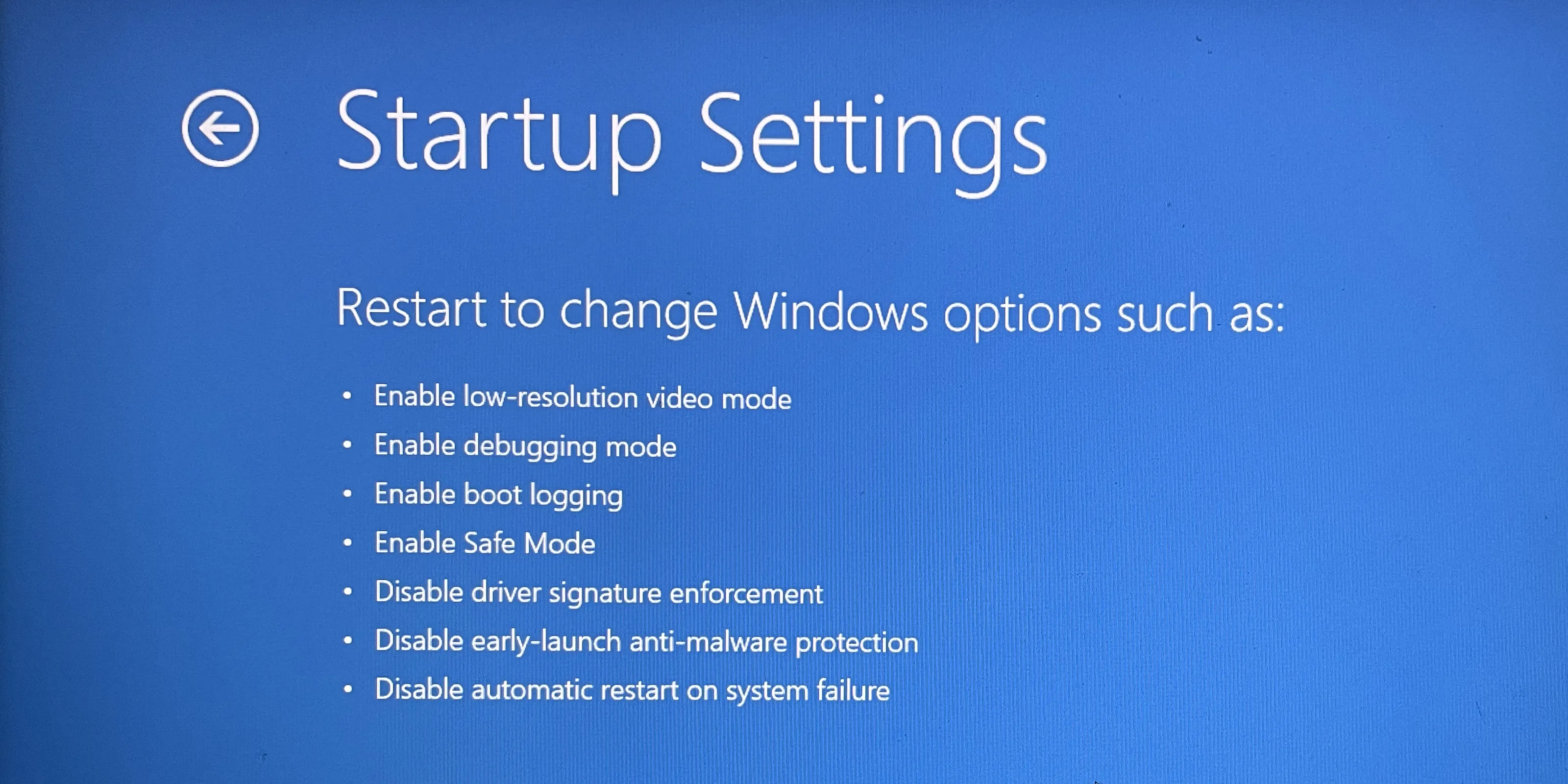 Màn hình Cài đặt Khởi động (Startup Settings) trong Windows, liệt kê các tùy chọn chế độ khởi động đặc biệt như Safe Mode và Debugging Mode.