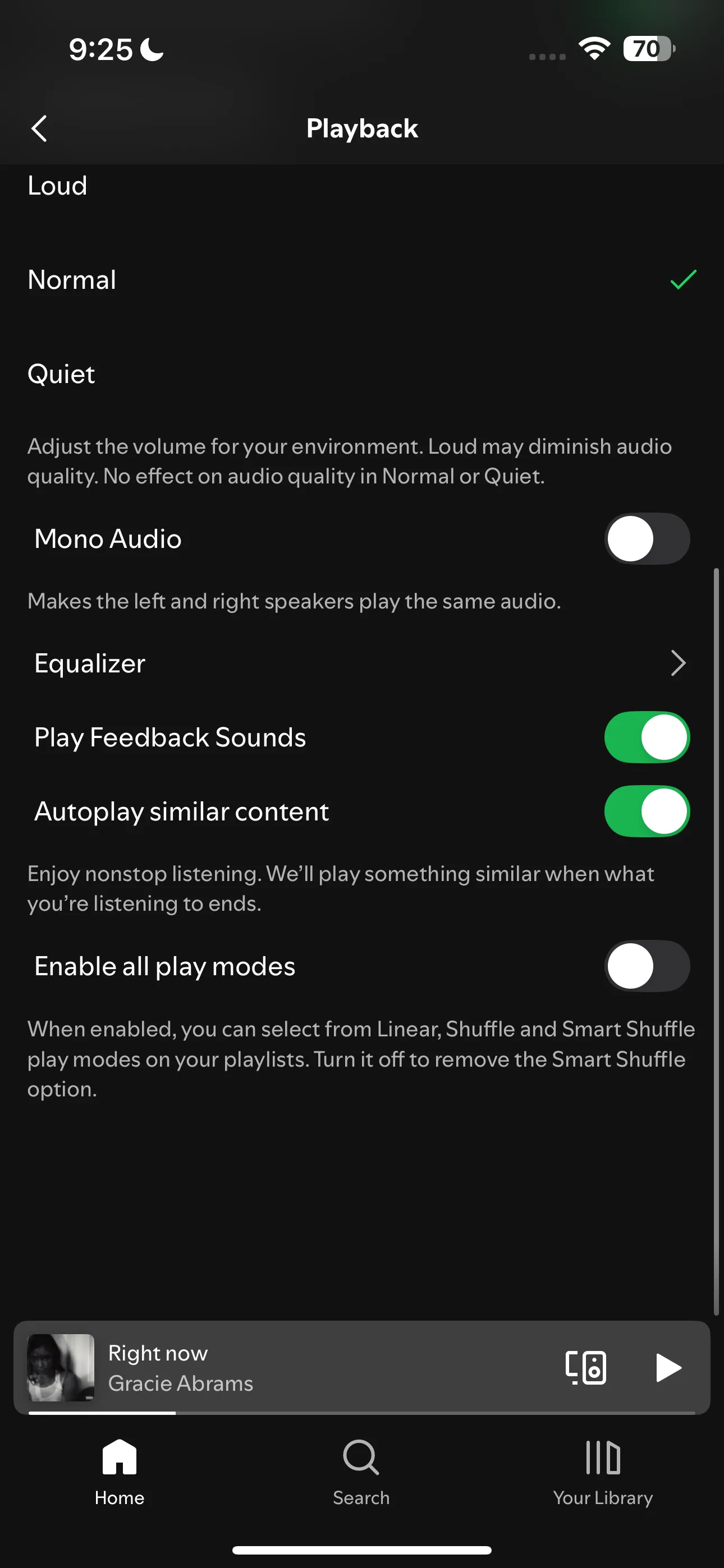 Màn hình cài đặt Phát lại (Playback) trong ứng dụng Spotify trên iPhone, nơi người dùng có thể tìm thấy tùy chọn bật tắt chế độ trộn thông minh.