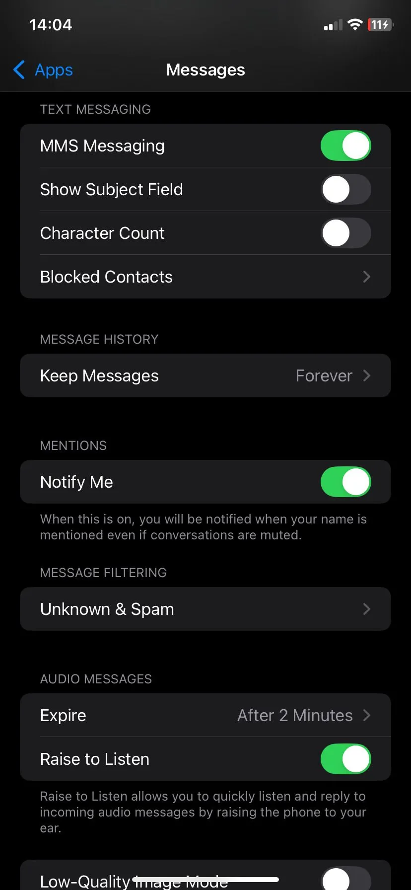 Màn hình cài đặt Tin nhắn (Messages) trong ứng dụng Cài đặt (Settings) trên iPhone, hiển thị tùy chọn "Giữ Tin nhắn" để quản lý dung lượng.