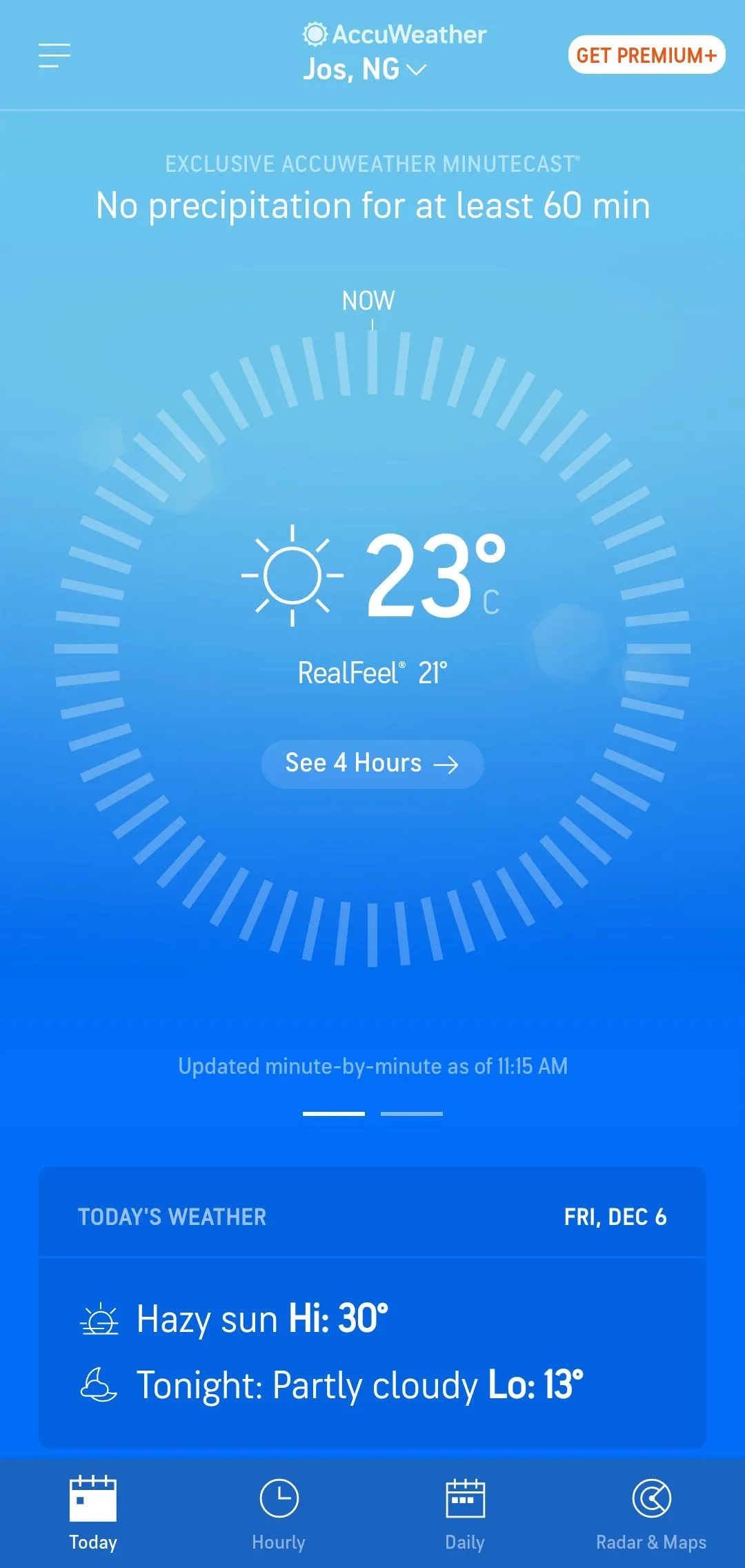 Màn hình chính AccuWeather hiển thị nhiệt độ RealFeel hiện tại