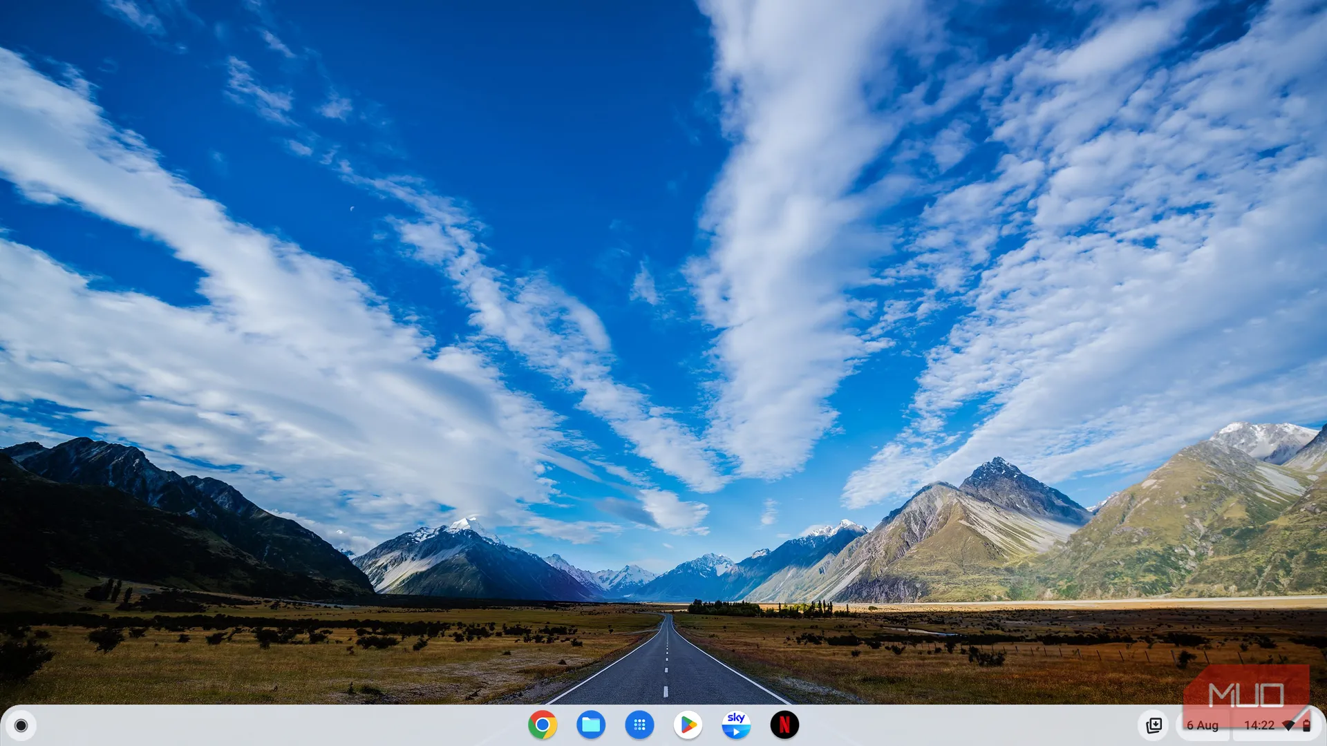 Màn hình chính ChromeOS đơn giản, trực quan với các biểu tượng ứng dụng và hình nền cảnh quan