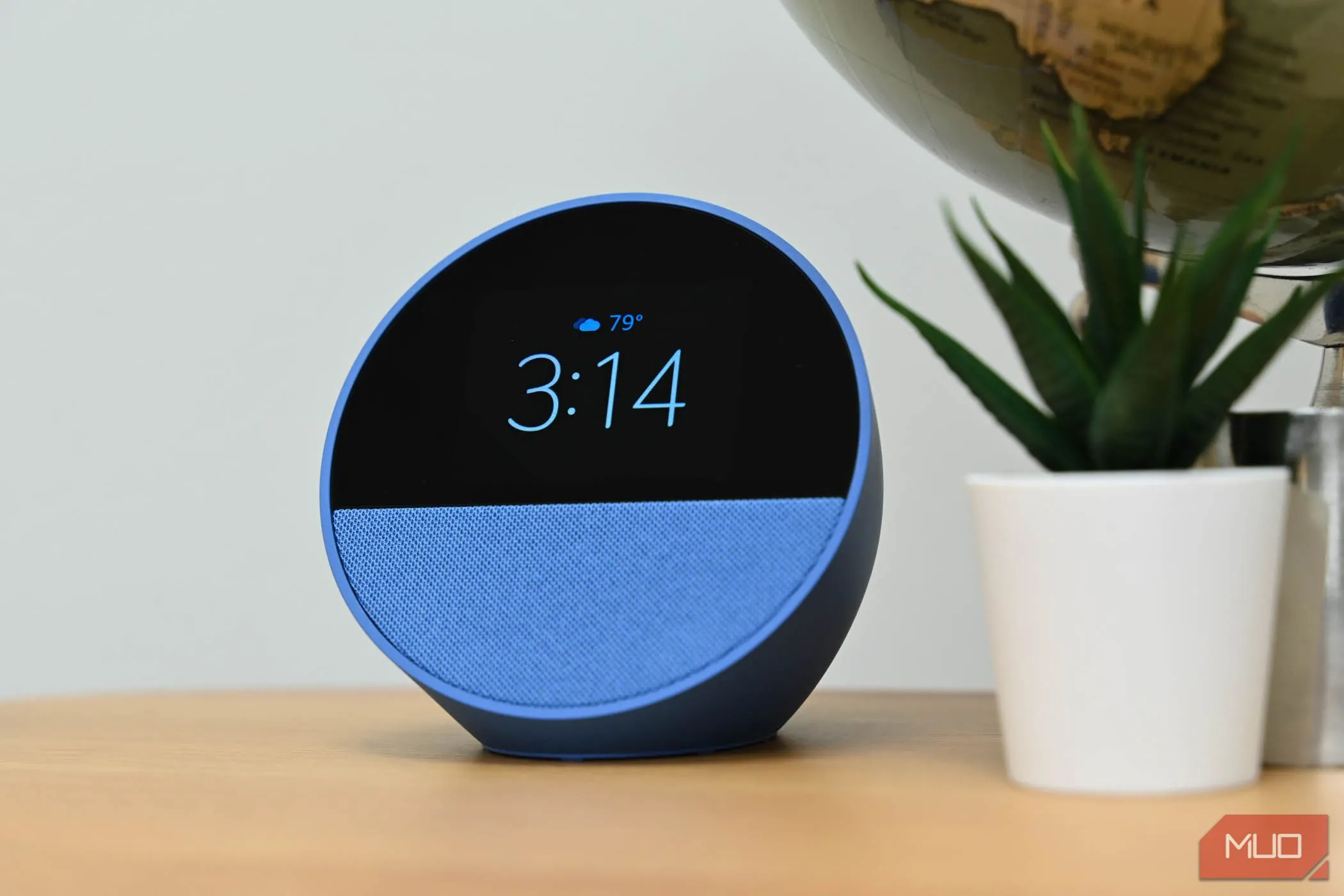 Màn hình chính của Amazon Echo Spot hiển thị giao diện người dùng, minh họa việc cập nhật Alexa+ bắt buộc cho nhiều thiết bị Echo