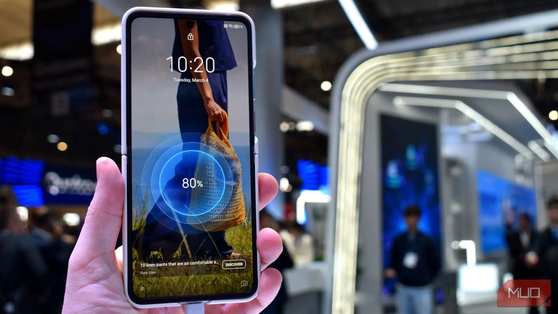 Màn hình chính của điện thoại Nubia Flip 2 khi mở hoàn toàn tại MWC 2025.