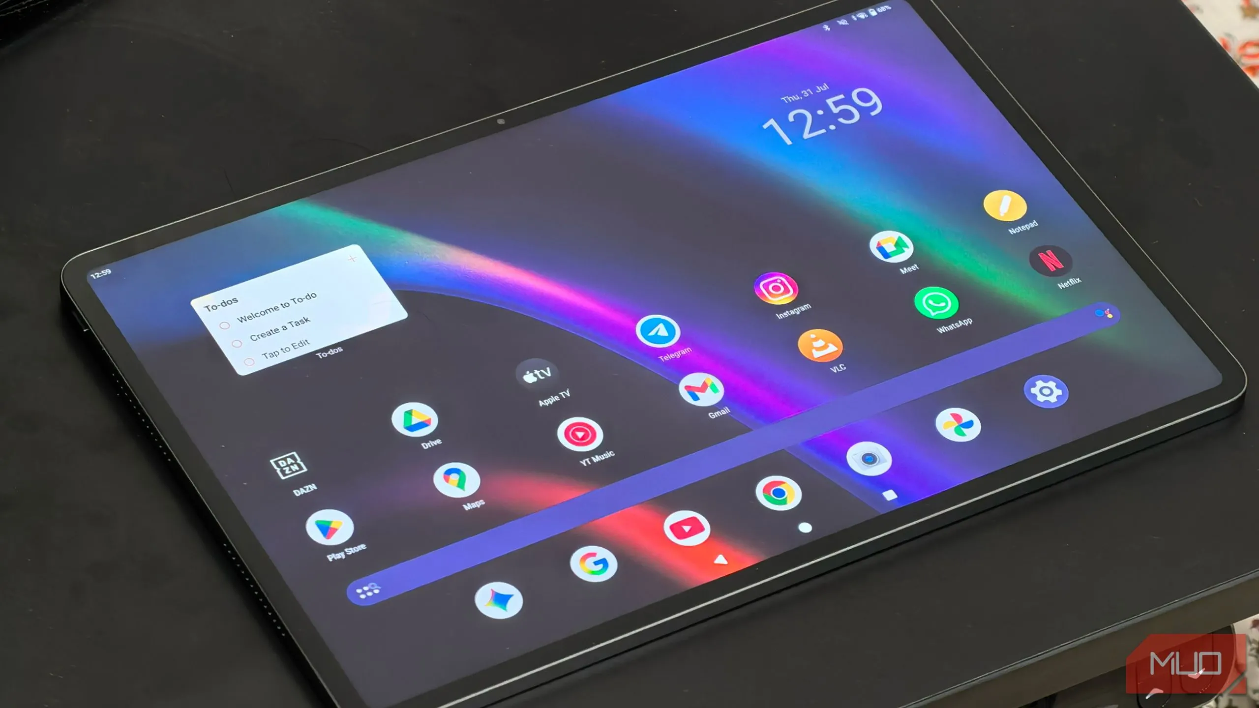 Màn hình chính của máy tính bảng Infinix XPAD GT hiển thị giao diện Android thuần