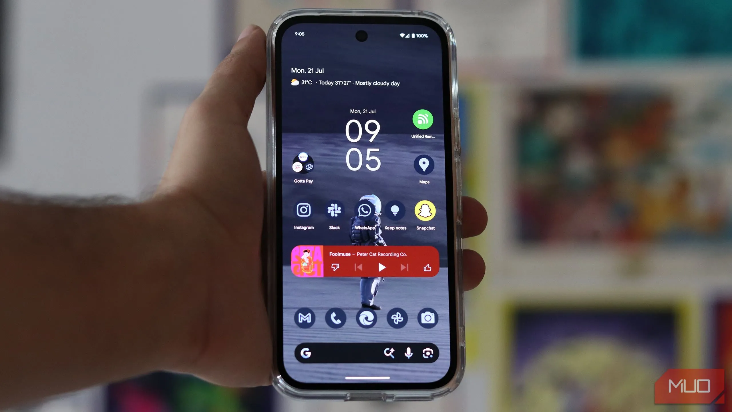Màn hình chính của Pixel Launcher trên điện thoại Pixel 9a, thể hiện giao diện Android thuần khiết, tối giản với widget At a Glance và thanh tìm kiếm Google.