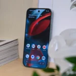 Màn hình chính điện thoại Google Pixel 9 Pro, biểu tượng cho thiết bị Android được tăng cường bảo mật