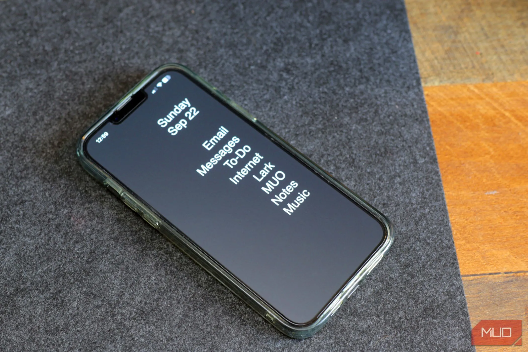 Màn hình chính đơn sắc của iPhone với các ứng dụng cơ bản như Email, Tin nhắn, Lịch và Ghi chú, thể hiện chế độ &quot;điện thoại cục gạch&quot; để giảm sự xao nhãng