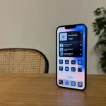 Màn hình chính iOS 18 trên iPhone, hiển thị các tùy chỉnh widget và biểu tượng ứng dụng, minh họa giao diện mới nhưng gặp lỗi giật lag.
