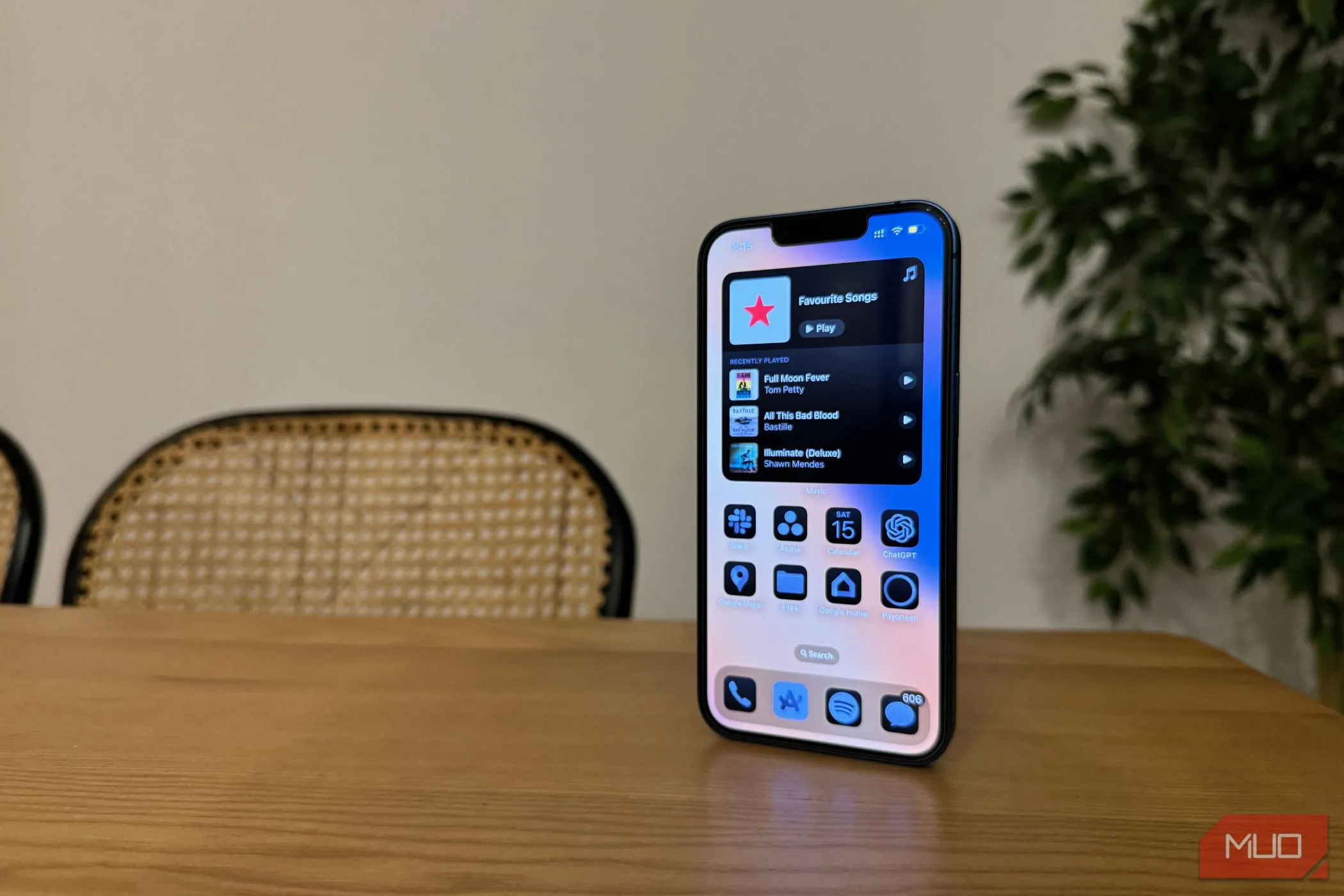 Màn hình chính iOS 18 trên iPhone, hiển thị các tùy chỉnh widget và biểu tượng ứng dụng, minh họa giao diện mới nhưng gặp lỗi giật lag.