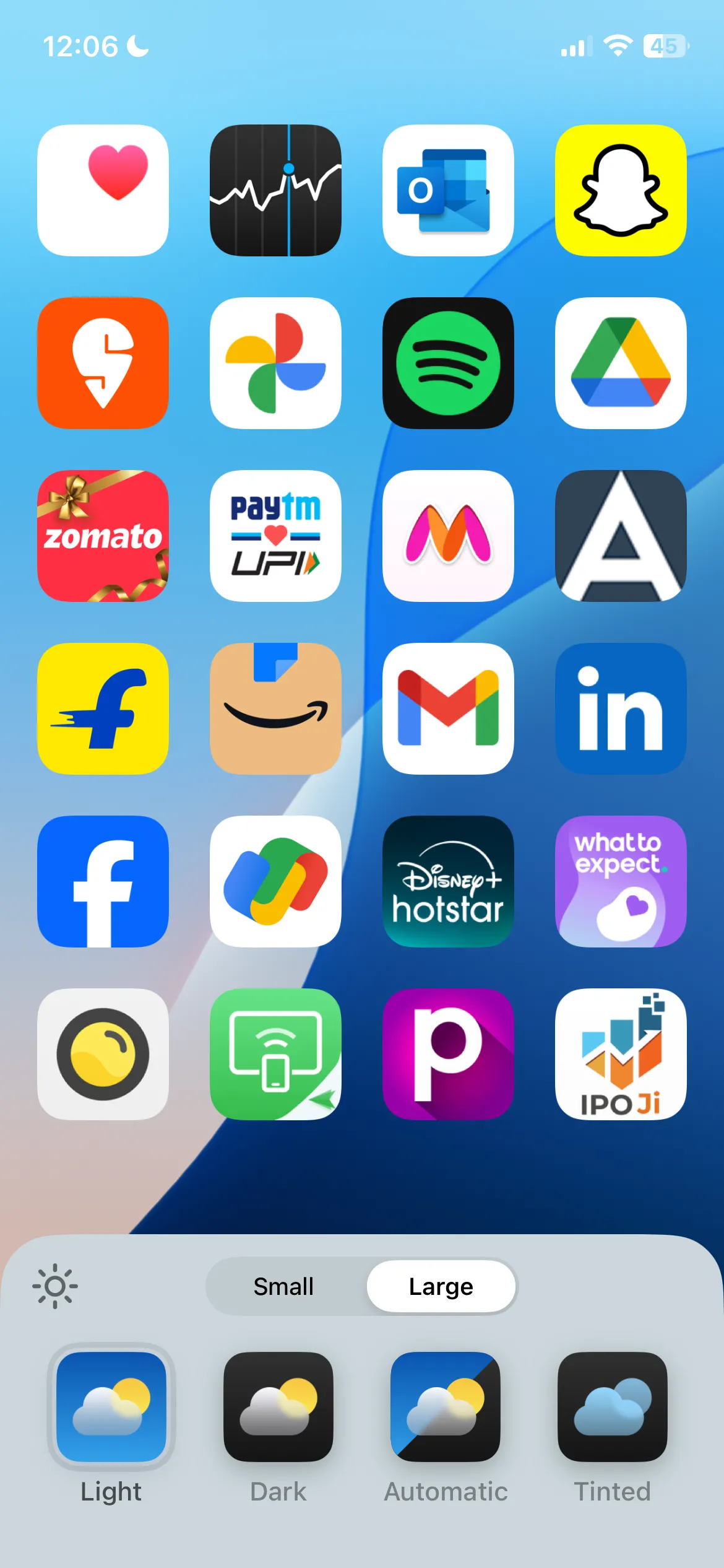 Màn hình chính iPhone với biểu tượng ứng dụng lớn và nhãn ứng dụng đã được ẩn đi