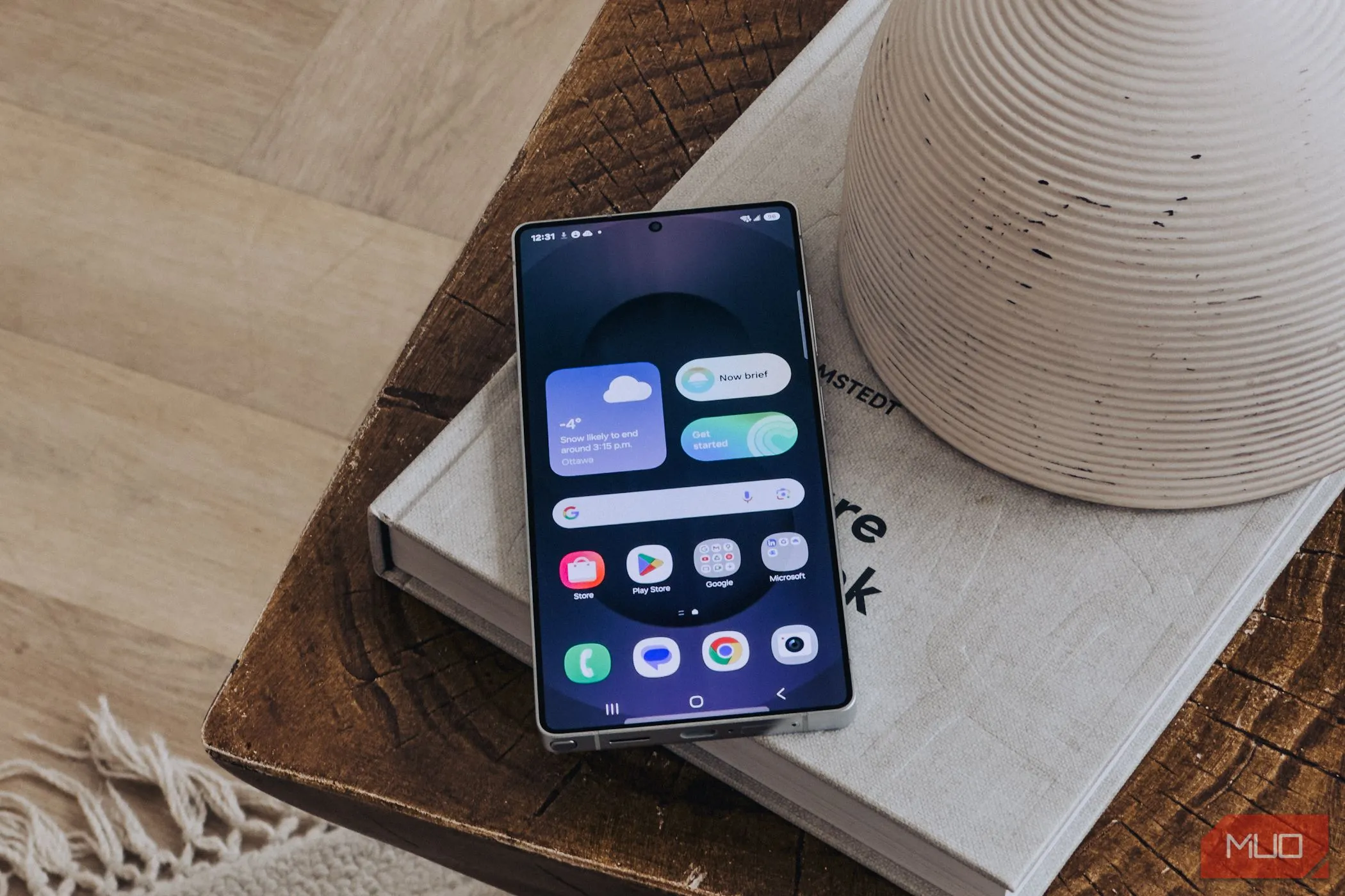 Màn hình chính Samsung Galaxy S25 hiển thị tính năng Daily Brief, cho thấy giao diện người dùng và khả năng tùy biến thông tin hàng ngày trên điện thoại.