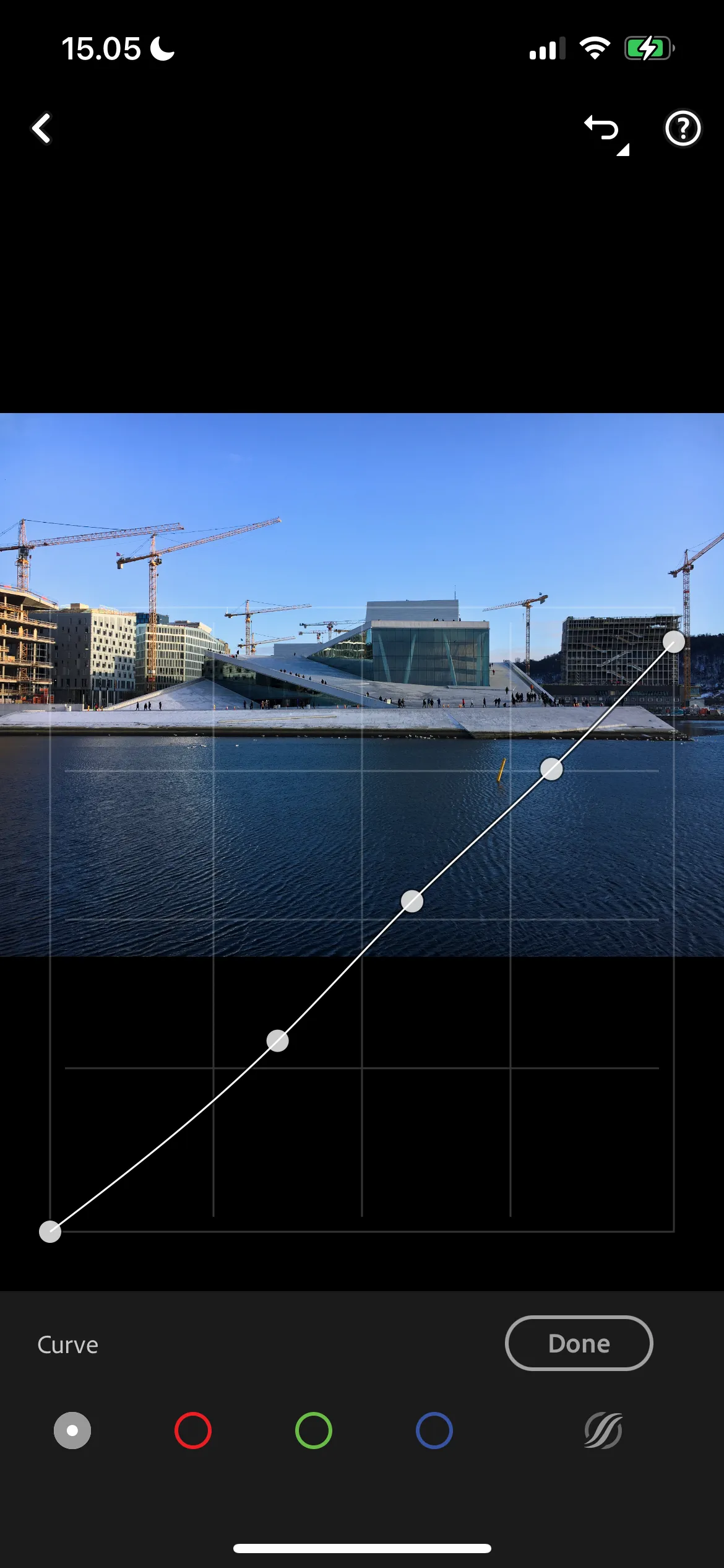 Màn hình chỉnh sửa ảnh trong Lightroom hiển thị biểu đồ tone curve để điều chỉnh ánh sáng và màu sắc