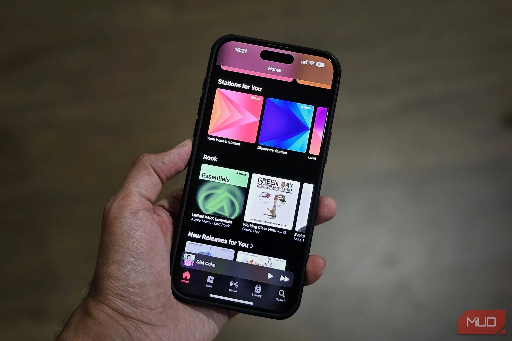 Màn hình chính ứng dụng Apple Music trên iPhone, biểu tượng kết nối mạng 5G