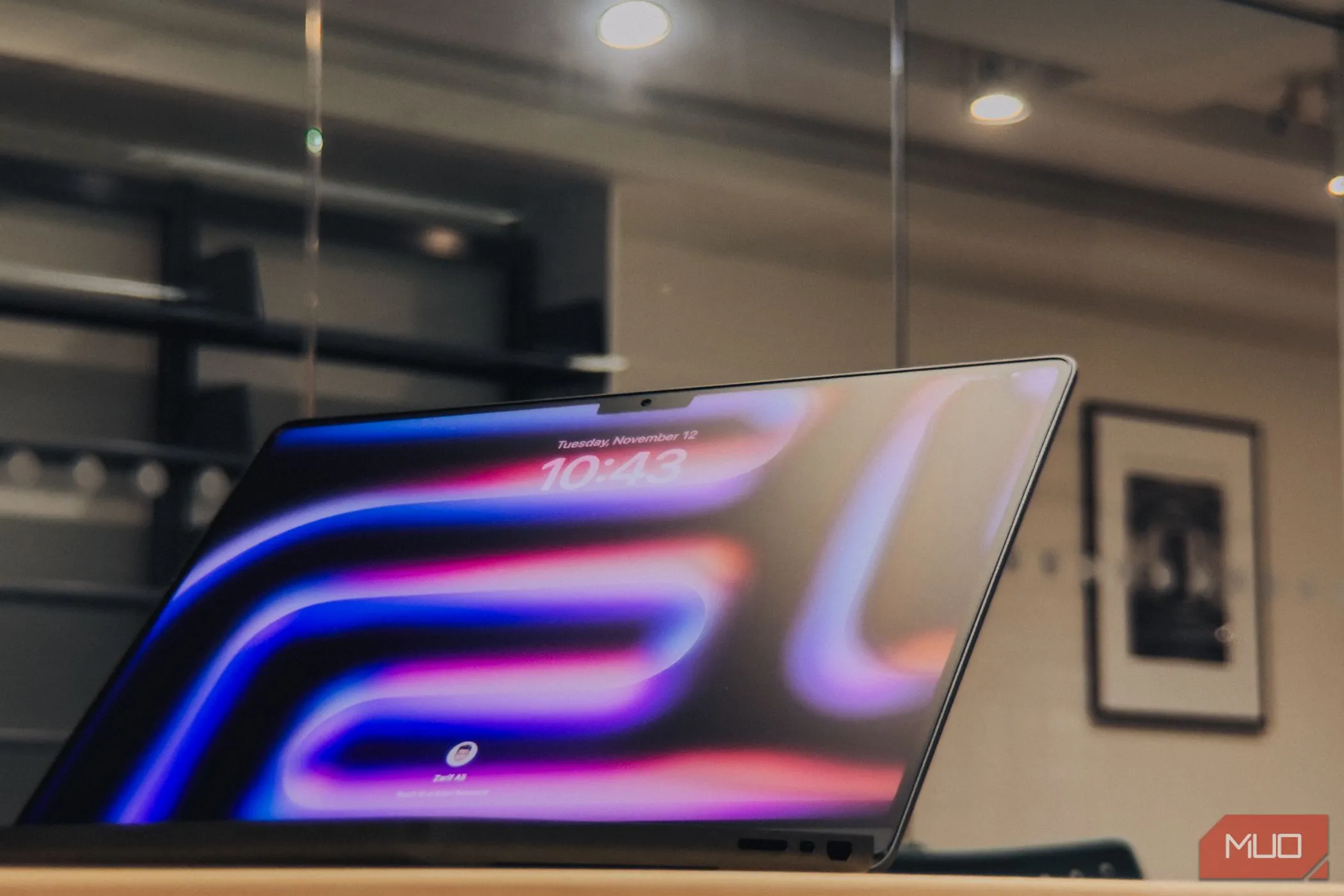 Màn hình chống lóa của MacBook Pro M4, đối lập với màn hình gương của Zenbook S 16 OLED