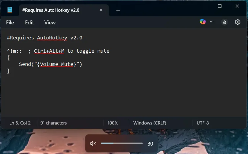 Màn hình chụp script AutoHotkey điều khiển âm lượng và giao diện chỉnh âm thanh hệ thống Windows