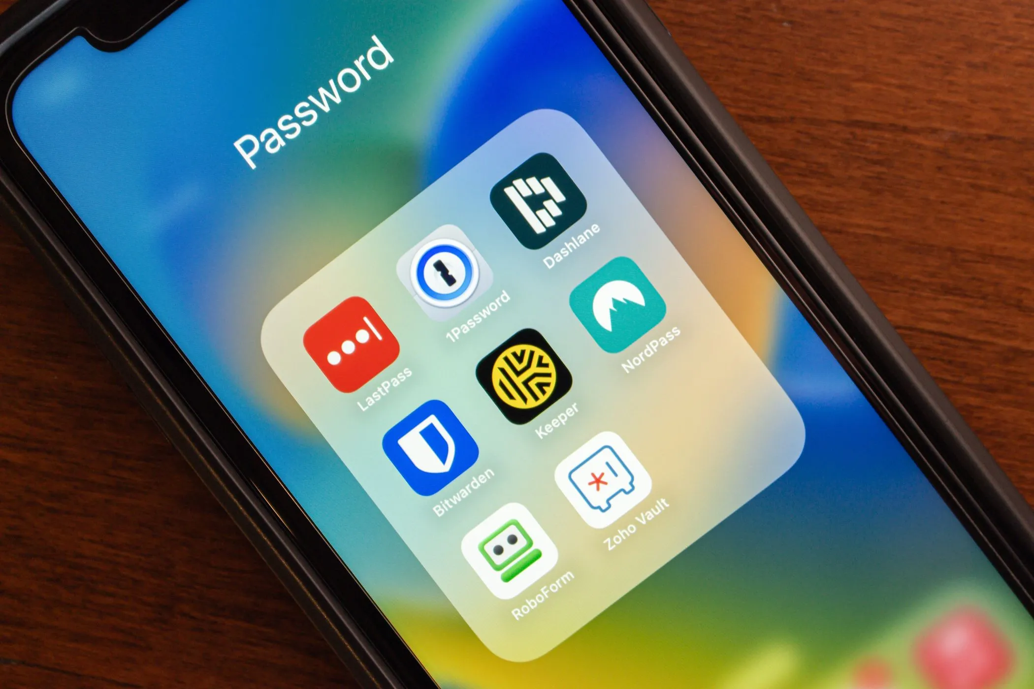 Màn hình điện thoại hiển thị các logo ứng dụng quản lý mật khẩu phổ biến như LastPass và Bitwarden, minh họa giải pháp quản lý mật khẩu hiệu quả