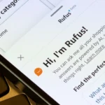 Màn hình điện thoại hiển thị chatbot AI Rufus của Amazon, minh họa công cụ trợ lý mua sắm thông minh.