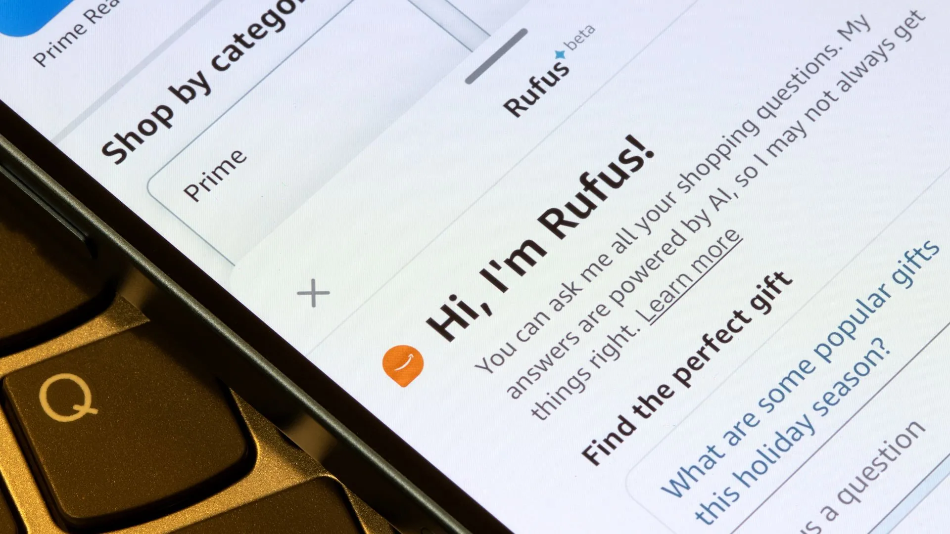 Màn hình điện thoại hiển thị chatbot AI Rufus của Amazon, minh họa công cụ trợ lý mua sắm thông minh.
