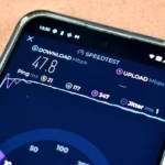 Màn hình điện thoại hiển thị ứng dụng Ookla Speedtest để kiểm tra tốc độ mạng di động