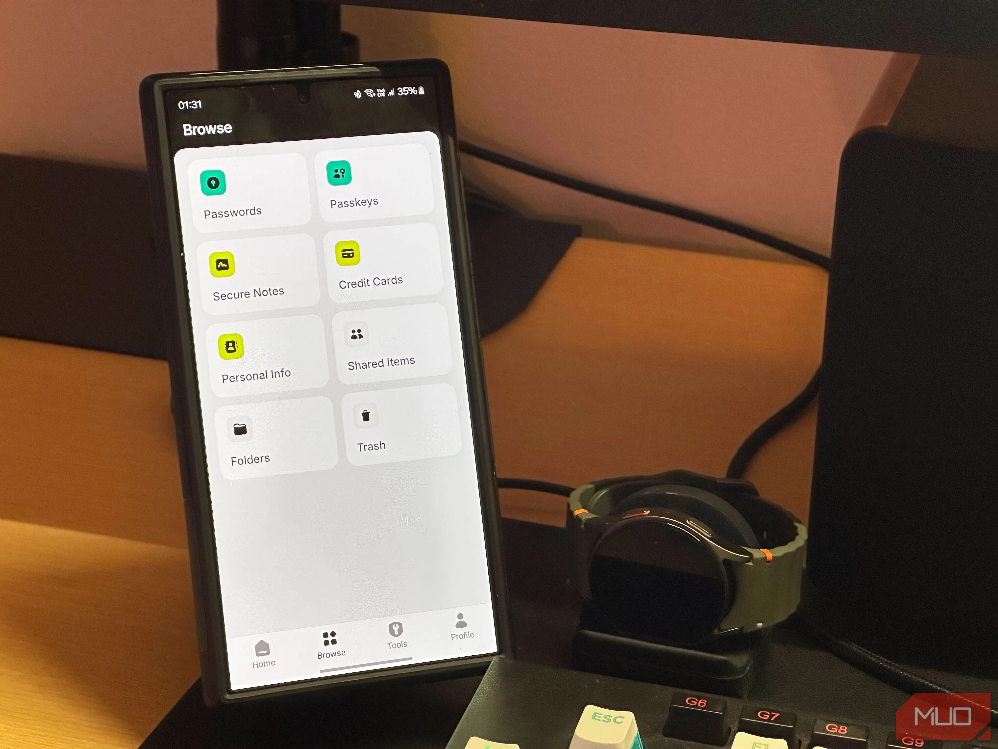 Màn hình điện thoại Samsung Galaxy S24 Ultra hiển thị giao diện NordPass, ứng dụng quản lý mật khẩu an toàn